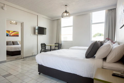 Nightcap At Emerald Star Hotel - New Castle Holiday 25