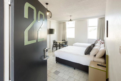 Nightcap At Emerald Star Hotel - New Castle Holiday 26