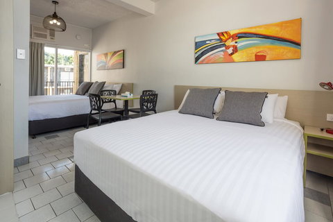 Nightcap At Emerald Star Hotel - New Castle Holiday 16