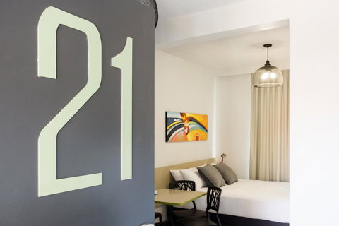 Nightcap At Emerald Star Hotel - New Castle Holiday 11