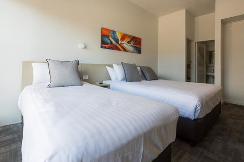 Nightcap At Emerald Star Hotel - New Castle Holiday 1