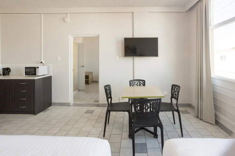 Nightcap At Emerald Star Hotel - New Castle Holiday 29