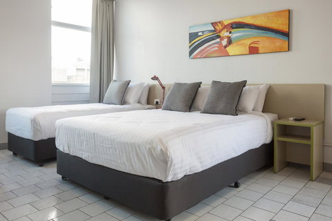 Nightcap At Emerald Star Hotel - New Castle Holiday 24