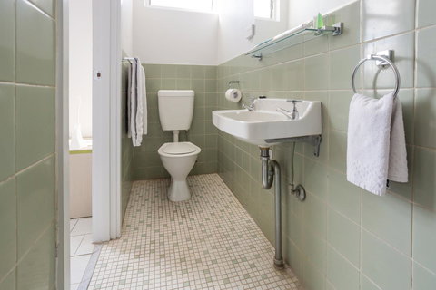 Nightcap At Emerald Star Hotel - New Castle Holiday 15