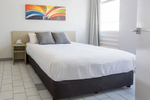 Nightcap At Emerald Star Hotel - New Castle Holiday 21