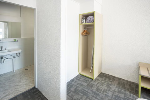 Nightcap At Emerald Star Hotel - New Castle Holiday 9