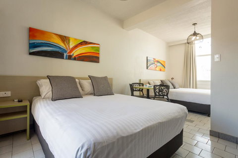 Nightcap At Emerald Star Hotel - New Castle Holiday 0