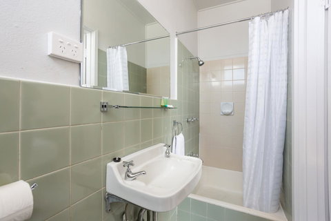 Nightcap At Emerald Star Hotel - New Castle Holiday 2