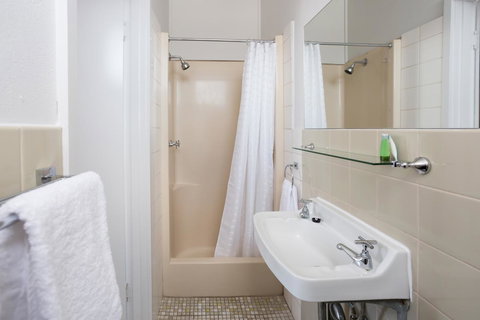 Nightcap At Emerald Star Hotel - New Castle Holiday 27