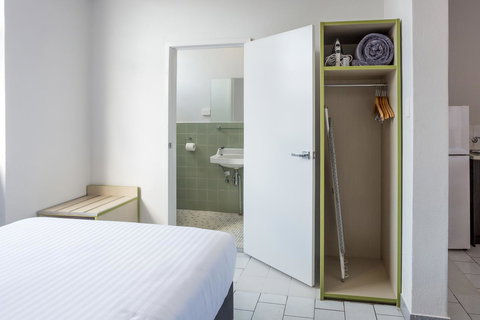 Nightcap At Emerald Star Hotel - New Castle Holiday 13