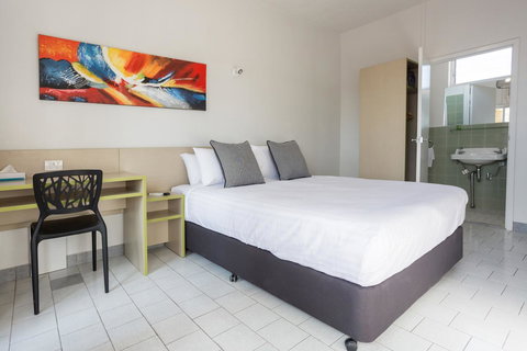 Nightcap At Emerald Star Hotel - New Castle Holiday 31