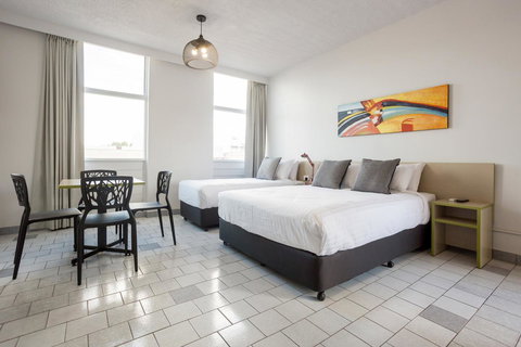 Nightcap At Emerald Star Hotel - New Castle Holiday 3