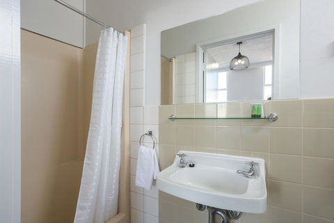 Nightcap At Emerald Star Hotel - New Castle Holiday 20