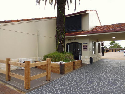 Burke & Wills Motor Inn - New Castle Holiday 6