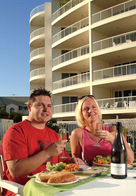 Fairways Golf & Beach Retreat Bribie Island - New Castle Holiday 11
