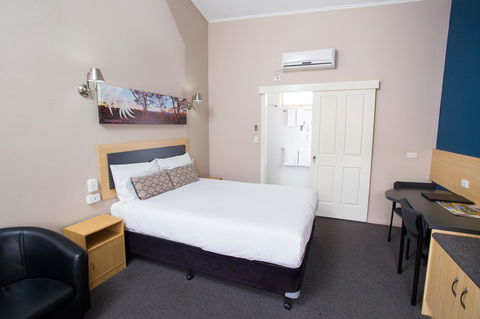 Downs Motel - New Castle Holiday 16
