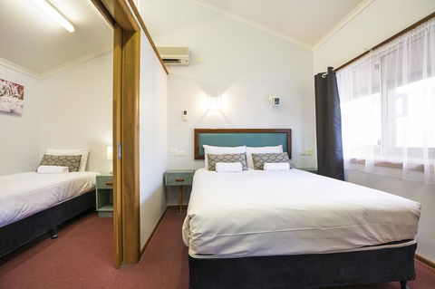 Downs Motel - New Castle Holiday 9