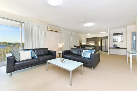 On The Bay Apartments - New Castle Holiday 15
