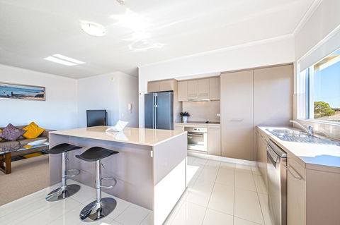 On The Bay Apartments - New Castle Holiday 4