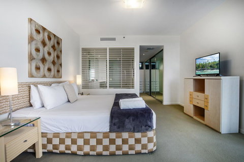 Ultra Broadbeach - New Castle Holiday 37