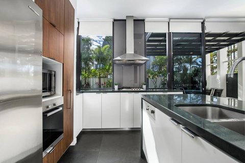 Ultra Broadbeach - New Castle Holiday 25