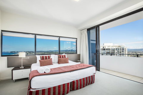 Ultra Broadbeach - New Castle Holiday 16