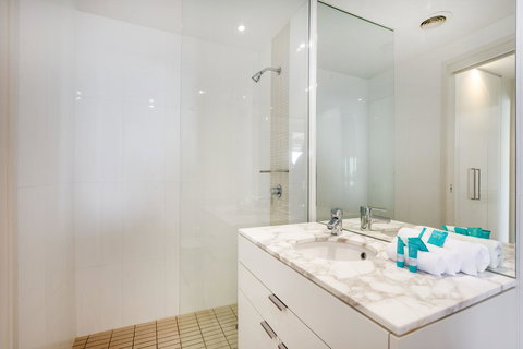 Ultra Broadbeach - New Castle Holiday 28