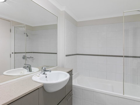 Oaks Brisbane River City Suites - New Castle Holiday 10