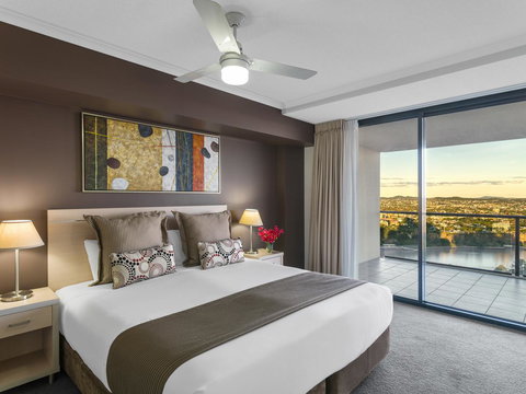 Oaks Brisbane River City Suites - New Castle Holiday 1