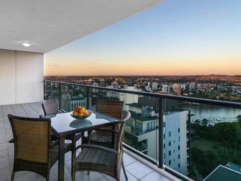 Oaks Brisbane River City Suites - New Castle Holiday 8