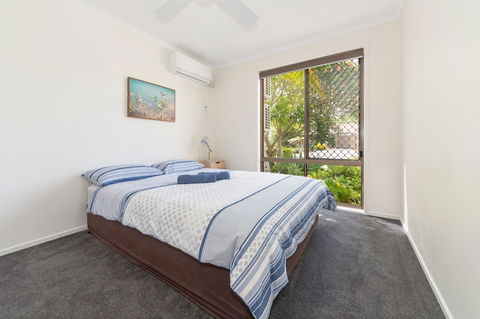 Waterfront Theme Park Getaway - New Castle Holiday 9