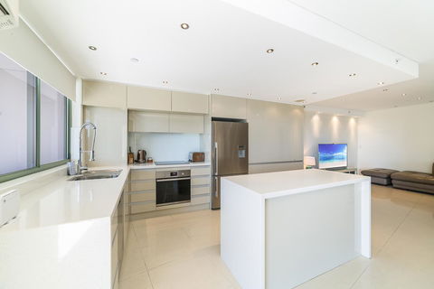 The Meriton Apartments On Main Beach - New Castle Holiday 9