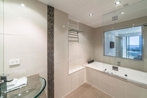 The Meriton Apartments On Main Beach - New Castle Holiday 8