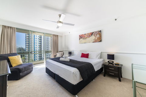 The Meriton Apartments On Main Beach - New Castle Holiday 1