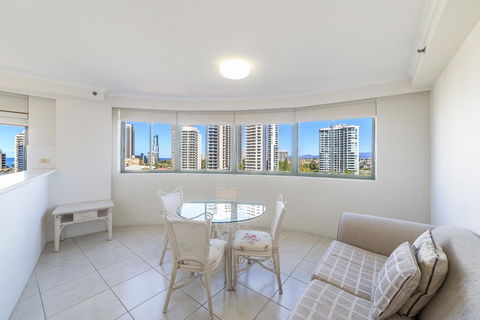The Meriton Apartments On Main Beach - New Castle Holiday 4