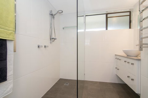 Tropical Reef Apartments - New Castle Holiday 9