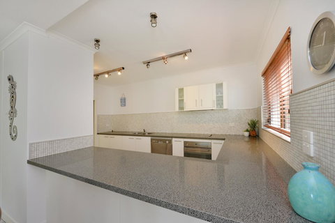 Tropical Reef Apartments - New Castle Holiday 21