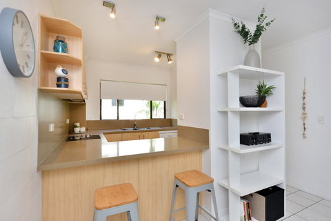 Tropical Reef Apartments - New Castle Holiday 26