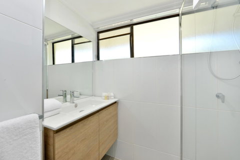 Tropical Reef Apartments - New Castle Holiday 17