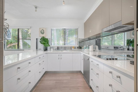 Tropical Reef Apartments - New Castle Holiday 1