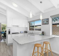 Beautiful Home- Walk to Beach-Short drive to Noosa - New Castle Holiday