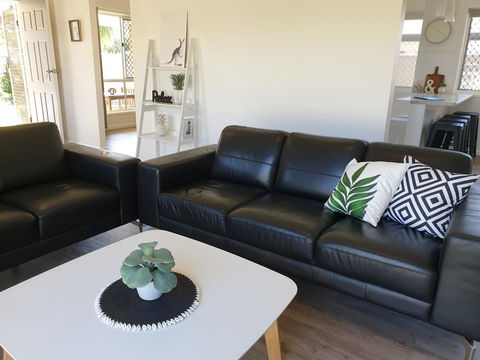 Beautiful Home- Walk To Beach-Short Drive To Noosa - New Castle Holiday 3