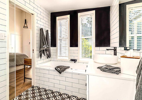 Hampton Estate Wines - New Castle Holiday 8