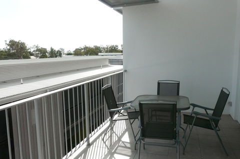 Monterey Apartments Moranbah - New Castle Holiday 2