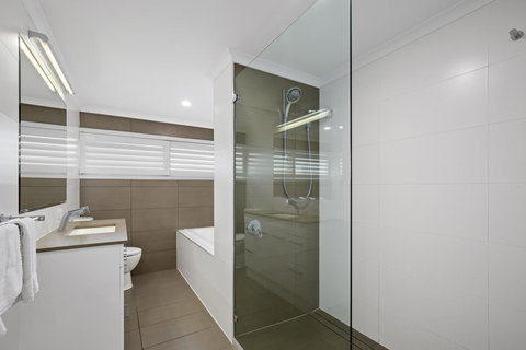 Narrowneck Court Holiday Apartments - New Castle Holiday 19