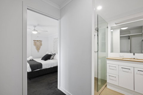 Narrowneck Court Holiday Apartments - New Castle Holiday 14