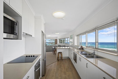 Narrowneck Court Holiday Apartments - New Castle Holiday 24