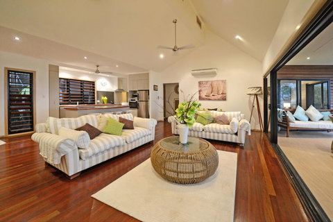 Paddons - New Castle Holiday 0