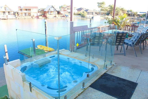 Waterside Resort Style - New Castle Holiday 0