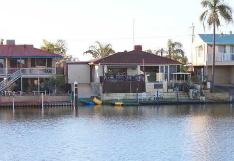 Waterside Resort Style - New Castle Holiday 2